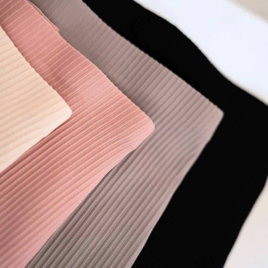 Forme Seamless Super Mid-Rise Rise Cheekie in Black